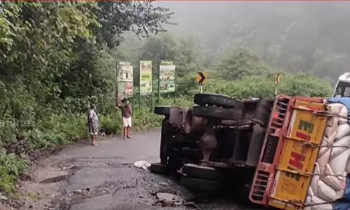അട്ടപ്പാടി ചുരത്തിൽ ലോറി മറിഞ്ഞ് ഗതാഗതം തടസപ്പെട്ടു