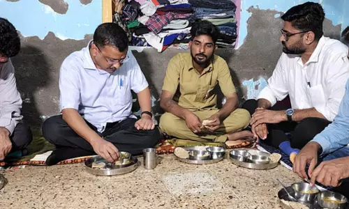 ഗുജറാത്ത് പൊലീസ് തടഞ്ഞിട്ടും വാക്കുപാലിച്ച് കെജ്‍രിവാള്‍; ഓട്ടോ ഡ്രൈവറുടെ വീട്ടിലെത്തി