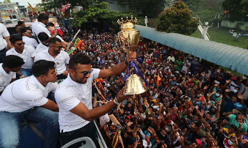 വഴിയിലുടനീളം ആളുകൾ,ആവേശത്തോടെ ബൈക്ക് റാലി, കപ്പുയർത്തി നായകൻ: ടീം ശ്രീലങ്കയെ വരവേറ്റതിങ്ങനെ...