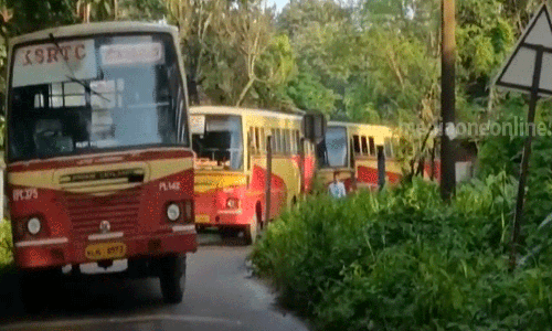 സ്ലാബ് പൊട്ടി; വടക്കഞ്ചേരിയിലെ കെ.എസ്.ആർ.ടി.സി സ്റ്റാന്റിൽ ബസുകൾ കുടുങ്ങിയത് ആറ് മണിക്കൂർ