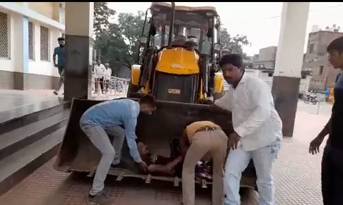 ആംബുലൻസ് കിട്ടിയില്ല; വാഹനാപകടത്തിൽ പരിക്കേറ്റയാളെ ആശുപത്രിയിലെത്തിച്ചത് ജെസിബിയിൽ