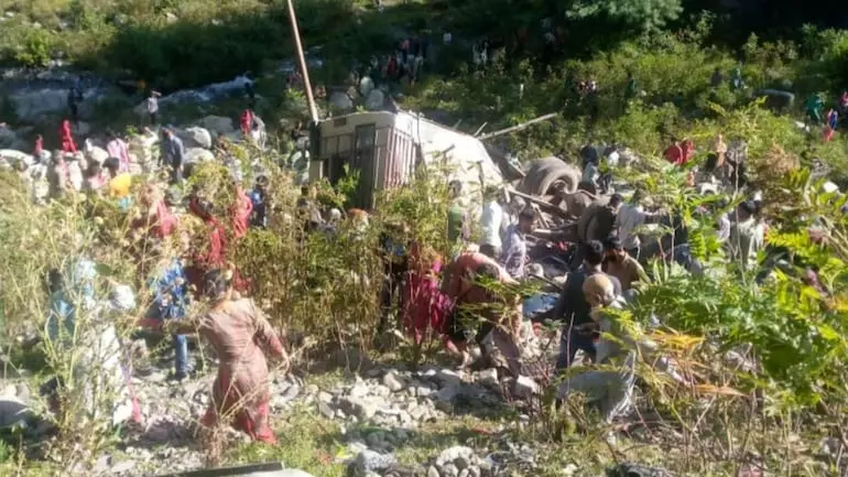 ജമ്മുവിലെ പൂഞ്ചില് ബസ് കൊക്കയിലേക്ക് മറിഞ്ഞ് 11 മരണം; 25 പേര്ക്ക് പരിക്ക് ജമ്മുവിലെ പൂഞ്ചില് ബസ് കൊക്കയിലേക്ക് മറിഞ്ഞ് 11 മരണം; 25 പേര്ക്ക് പരിക്ക്