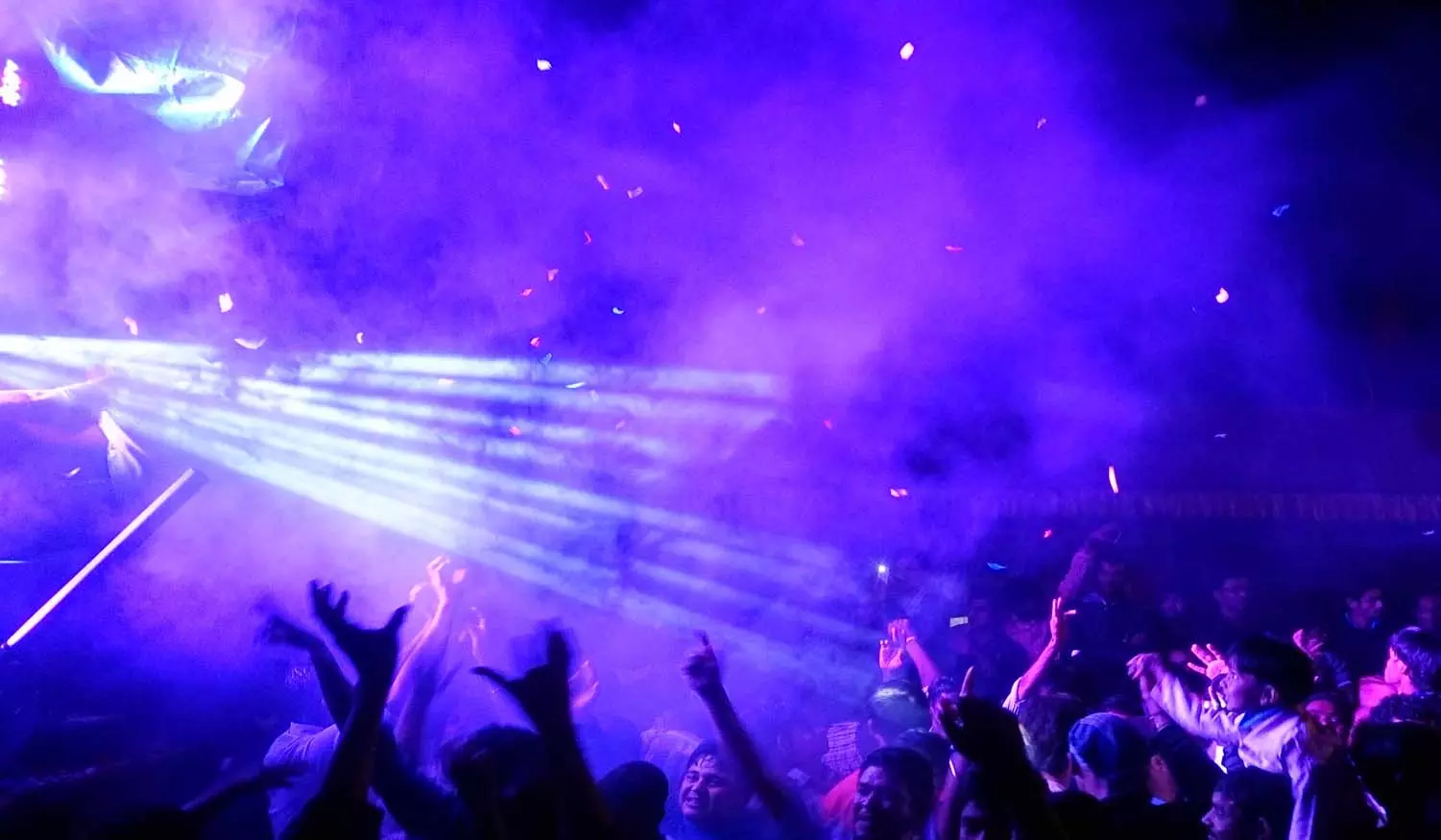 ഗണേശോത്സവം പൊലിപ്പിക്കാൻ ലേസർ ലൈറ്റുകൾ; 65 പേർക്ക് കാഴ്ച നഷ്ടപ്പെട്ടു ഗണേശോത്സവം പൊലിപ്പിക്കാൻ ലേസർ ലൈറ്റുകൾ; 65 പേർക്ക് കാഴ്ച നഷ്ടപ്പെട്ടു