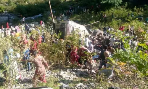 ജമ്മുവിലെ പൂഞ്ചില്‍ ബസ് കൊക്കയിലേക്ക് മറിഞ്ഞ് 11 മരണം; 25 പേര്‍ക്ക് പരിക്ക്