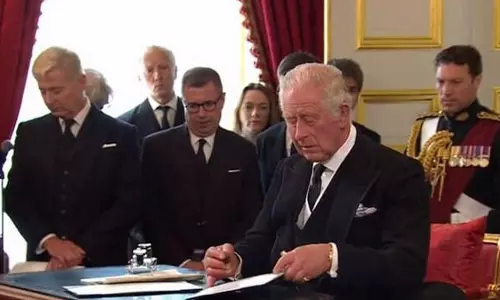 സന്ദർശക പുസ്തകത്തിൽ ഒപ്പിടവെ പേന ലീക്കായി; ചൂടായി ചാൾസ് രാജാവ് - വീഡിയോ