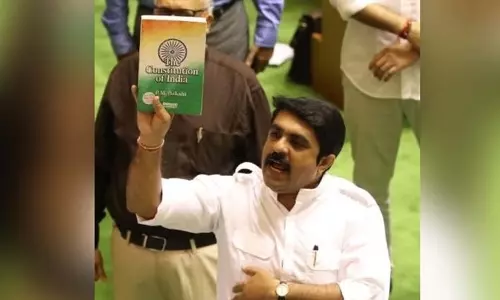 കന്നുകാലികളെ പോലെ വിലക്ക് വാങ്ങാൻ നിന്നുകൊടുത്തു; കൂറുമാറിയ എംഎൽഎമാർക്കെതിരെ വിജയ് സർദേശായി