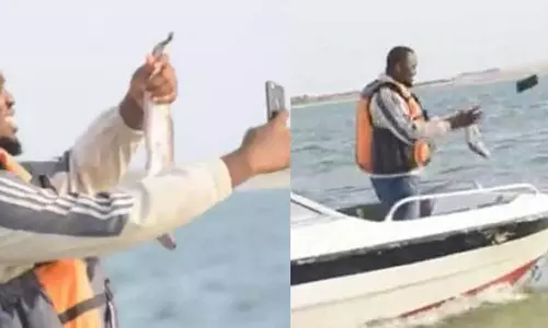 പിടിയ്ക്കുന്ന മീനിനൊപ്പം കിടിലൻ സെൽഫി, പക്ഷേ കടലിലേക്ക് തിരികെയെറിഞ്ഞത് ഫോൺ;    യുവാവിന് സംഭവിച്ച അബദ്ധം കണ്ട് പൊട്ടിച്ചിരിച്ച് സോഷ്യൽമീഡിയ