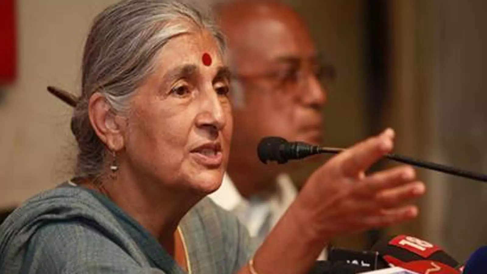 വിഴിഞ്ഞം പദ്ധതിക്കെതിരായ രാഹുലിന്റെ നിലപാട് കാപട്യം; സുഭാഷിണി അലി