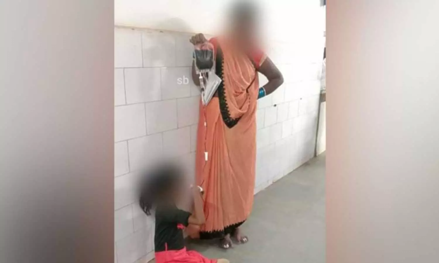 കിടക്ക ഒഴിവില്ല; ആശുപത്രി വരാന്തയിൽ മകളുടെ ബ്ലഡ് ബാഗ് പിടിച്ച് അമ്മ