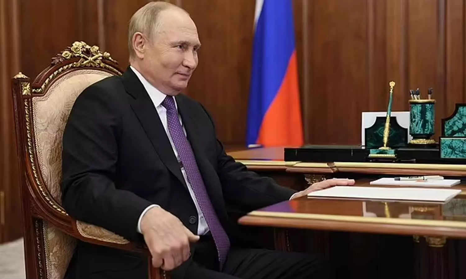 ഔദ്യോഗിക വാഹനത്തിന്റെ മുൻ ടയർ വലിയ ശബ്ദത്തോടെ പൊട്ടി, പുക ഉയർന്നു; പുടിന് നേരെ വധശ്രമമെന്ന് റിപ്പോർട്ട് ഔദ്യോഗിക വാഹനത്തിന്റെ മുൻ ടയർ വലിയ ശബ്ദത്തോടെ പൊട്ടി, പുക ഉയർന്നു; പുടിന് നേരെ വധശ്രമമെന്ന് റിപ്പോർട്ട്