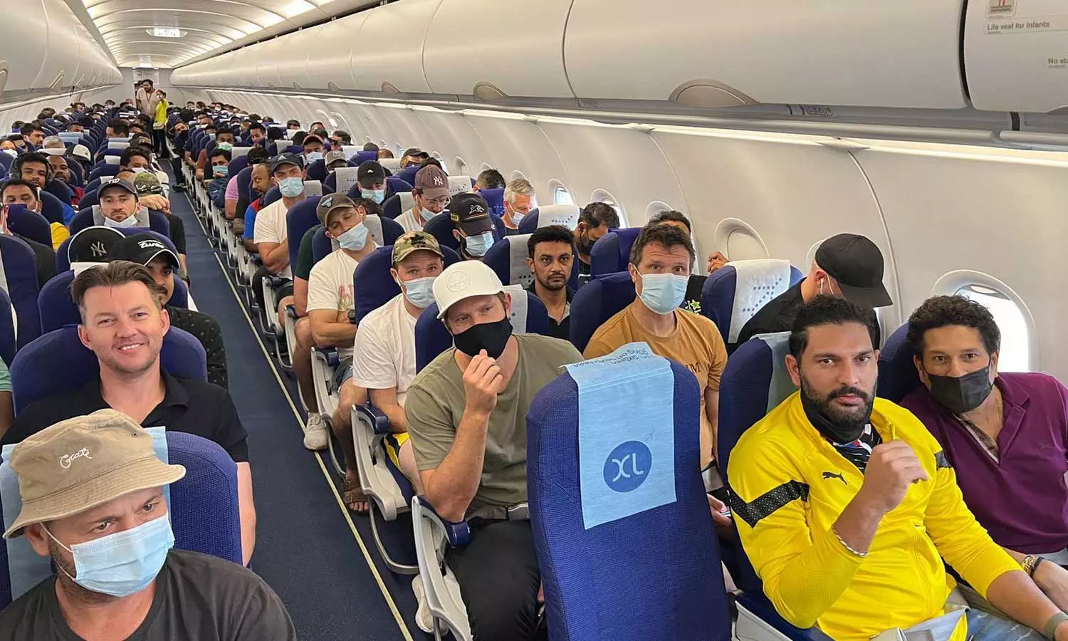 ഒരേ വിമാനത്തിൽ, ഒരൊറ്റ ഫ്രെയിമിൽ ക്രിക്കറ്റ് ഇതിഹാസങ്ങൾ; അപൂർവചിത്രം പങ്കുവച്ച് സച്ചിൻ