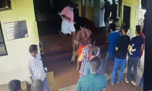 സുരക്ഷാ ജീവനക്കാരെ മർദിച്ച കേസ്; ഡിവൈഎഫ്ഐ നേതാക്കൾക്കെതിരെ കുരുക്ക് മുറുകുന്നു സുരക്ഷാ ജീവനക്കാരെ മർദിച്ച കേസ്; ഡിവൈഎഫ്ഐ നേതാക്കൾക്കെതിരെ കുരുക്ക് മുറുകുന്നു