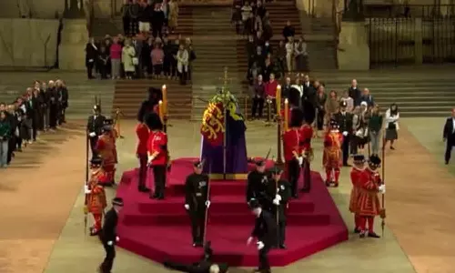 എലിസബത്ത് രാജ്ഞിയുടെ ശവപ്പെട്ടിക്ക് സമീപം നാടകീയ രംഗങ്ങൾ; റോയൽ ഗാർഡ് ഉദ്യോഗസ്ഥൻ ബോധരഹിതനായി വീണു