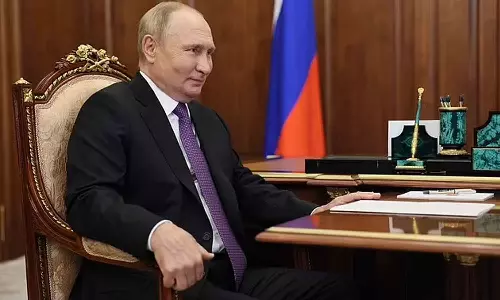 ഔദ്യോഗിക വാഹനത്തിന്റെ മുൻ ടയർ വലിയ ശബ്ദത്തോടെ പൊട്ടി, പുക ഉയർന്നു; പുടിന് നേരെ വധശ്രമമെന്ന് റിപ്പോർട്ട്