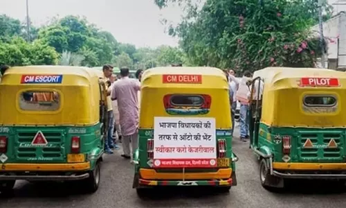 ത്രിവർണ ഓട്ടോ മുഖ്യമന്ത്രിക്ക്, ഒന്ന് പൈലറ്റ് വാഹനവും രണ്ടെണ്ണം എസ്‌കോർട്ടിനും; കെജ്‌രിവാളിന് അഞ്ചു ഓട്ടോറിക്ഷ നൽകി ബി.ജെ.പി എം.എൽ.എ
