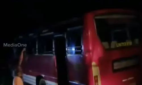 ഷൊർണൂരിൽ‍ ബസ് മറിഞ്ഞ് പത്ത് പേര്‍ക്ക് പരിക്ക്