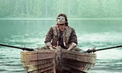 അമ്പരപ്പിച്ച് ധനുഷ്; നിറയെ നിഗൂഢതകളുമായി നാനേ വരുവേന് ടീസറെത്തി അമ്പരപ്പിച്ച് ധനുഷ്; നിറയെ നിഗൂഢതകളുമായി നാനേ വരുവേന് ടീസറെത്തി