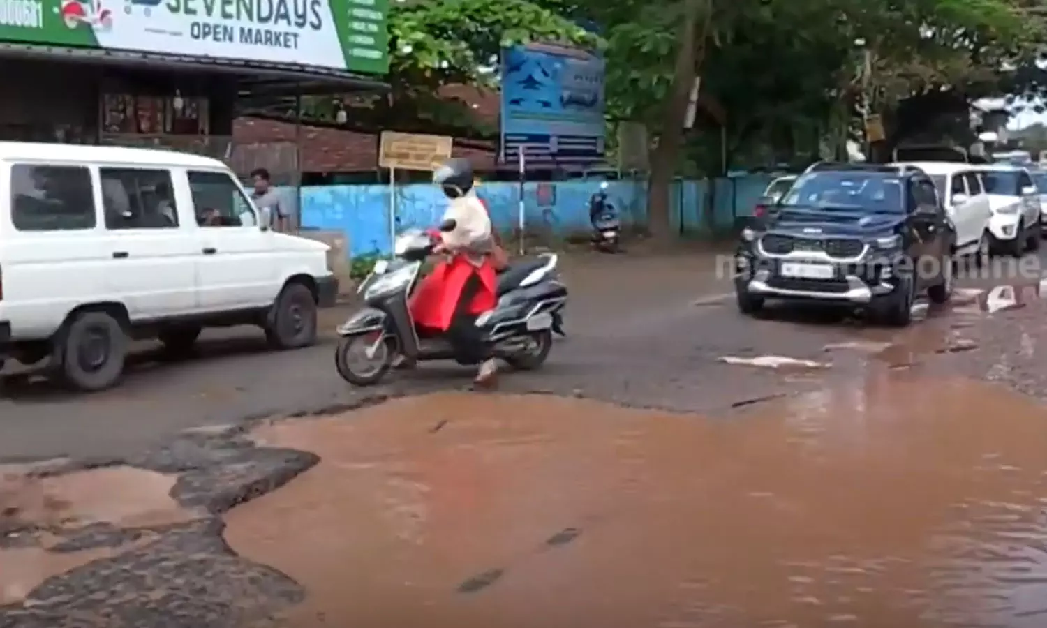 ആലുവ-പെരുമ്പാവൂർ റോഡിലെ കുഴി: പ്രതിഷേധം ശക്തമാക്കി നാട്ടുകാർ