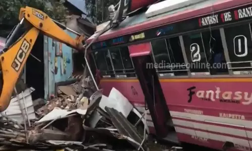 വയനാട്ടിൽ ബസ് കടയിലേക്ക് ഇടിച്ചു കയറി നാല്പ്പതിലധികം പേർക്ക് പരിക്ക്‌