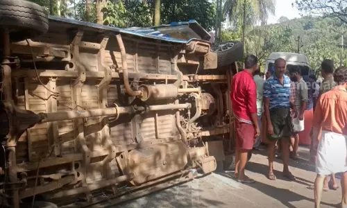 കോഴിക്കോട് ഐഐഎംഎം വിദ്യാർഥികൾ സഞ്ചരിച്ച ട്രാവലർ അപകടത്തിൽ പെട്ടു: 16 പേർക്ക് പരിക്ക്‌