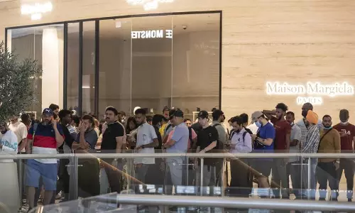 ഐഫോൺ 14 വിൽപ്പനയ്‌ക്കെത്തി; ദുബൈ മാളിലെ   ഐഫോൺ സ്‌റ്റോറിനുമുന്നിൽ നീണ്ട ക്യൂ