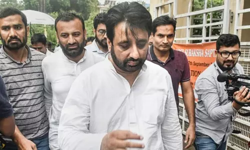 ആംആദ്മി എം.എൽ.എ അമാനത്തുല്ലാ ഖാന്റെ സഹായിയുടെ വീട്ടിൽ റെയ്ഡ്; 12 ലക്ഷവും തോക്കും പിടിച്ചെടുത്തു