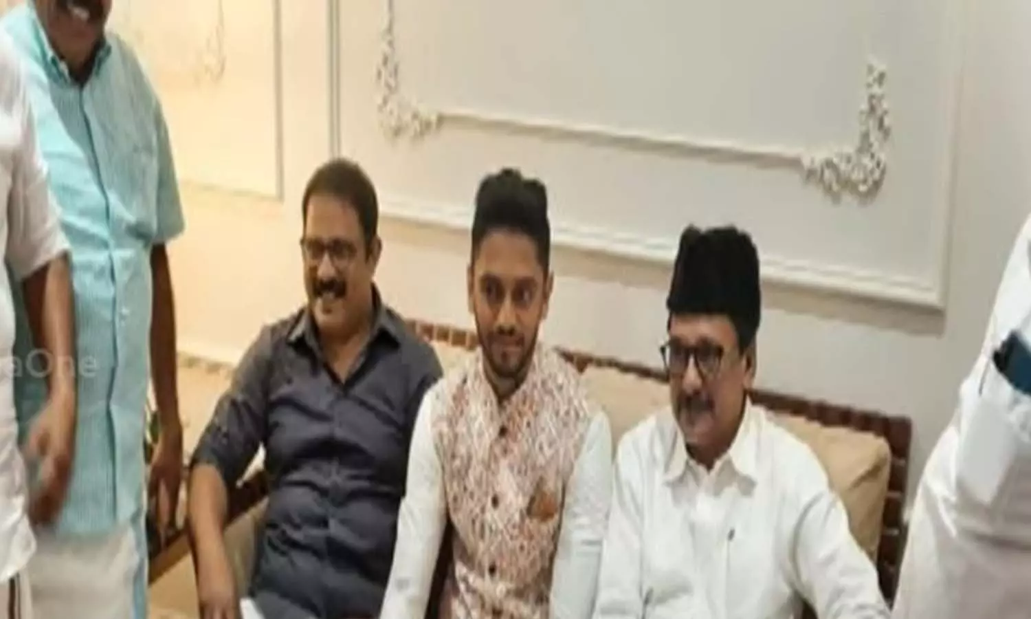 സാദിഖലി ശിഹാബ് തങ്ങളുമായി കൂടിക്കാഴ്ച നടത്തി കെഎം ഷാജി സാദിഖലി ശിഹാബ് തങ്ങളുമായി കൂടിക്കാഴ്ച നടത്തി കെഎം ഷാജി