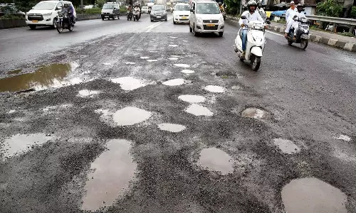 വേണ്ടത്ര ടാറില്ല, നിറയെ കുഴികൾ; റോഡുകളിൽ വിജിലൻസിന്റെ മിന്നൽ പരിശോധന