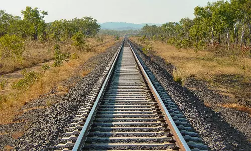 യുപിയില്‍ ദലിത് പെണ്‍കുട്ടിയുടെ മൃതദേഹം റെയില്‍പാളത്തില്‍; ബലാത്സംഗക്കൊലയെന്ന് കുടുംബം; പൊലീസ് തെളിവ് നശിപ്പിച്ചെന്നും ആരോപണം