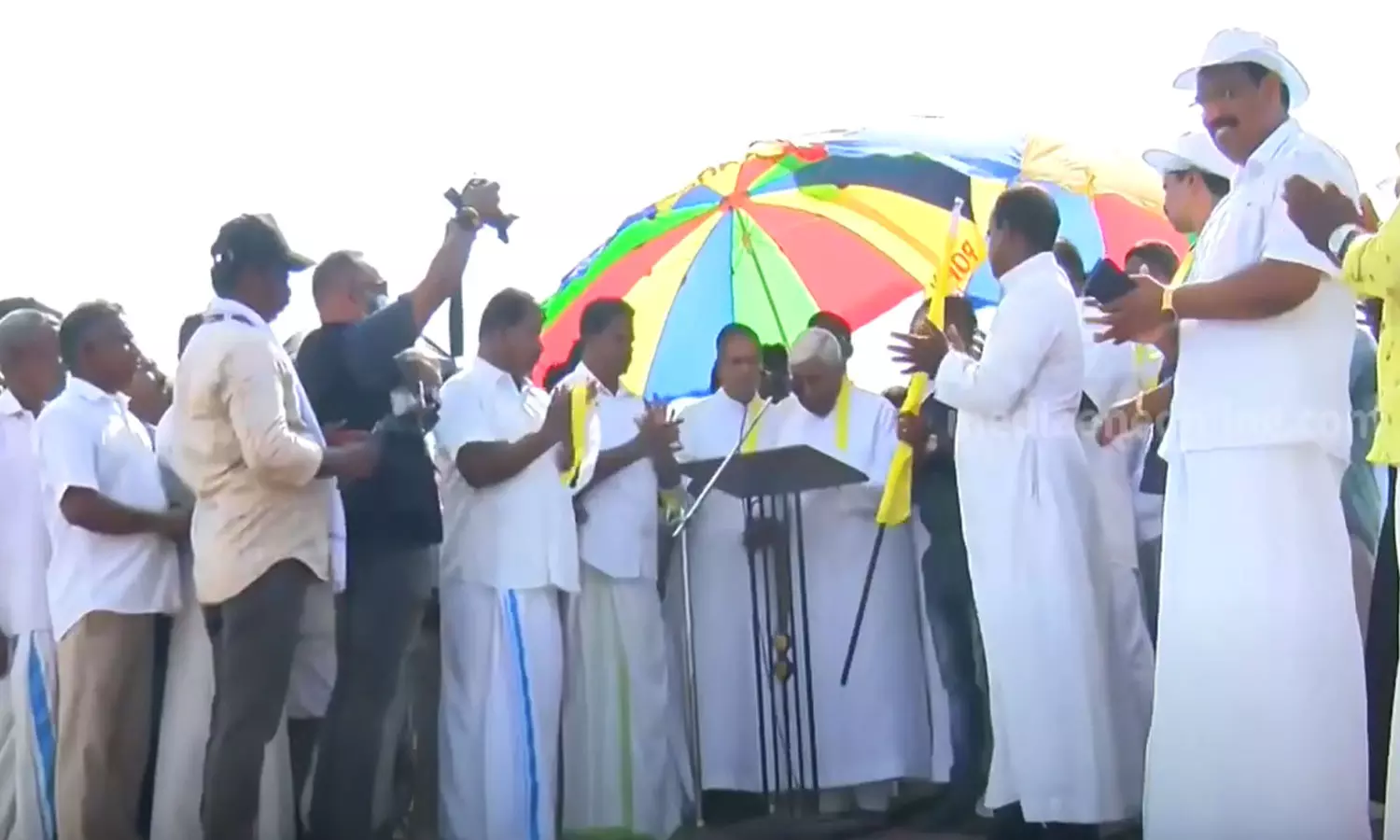 വിഴിഞ്ഞത്ത് സമരം ശക്തമാക്കി ലത്തീൻ അതിരൂപത; തുറമുഖ കവാടത്തിലേക്ക് ബഹുജന റാലി, സംഘര്ഷം വിഴിഞ്ഞത്ത് സമരം ശക്തമാക്കി ലത്തീൻ അതിരൂപത; തുറമുഖ കവാടത്തിലേക്ക് ബഹുജന റാലി, സംഘര്ഷം