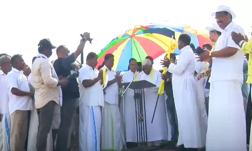 വിഴിഞ്ഞത്ത് സമരം ശക്തമാക്കി ലത്തീൻ അതിരൂപത; തുറമുഖ കവാടത്തിലേക്ക് ബഹുജന റാലി, സംഘര്ഷം വിഴിഞ്ഞത്ത് സമരം ശക്തമാക്കി ലത്തീൻ അതിരൂപത; തുറമുഖ കവാടത്തിലേക്ക് ബഹുജന റാലി, സംഘര്ഷം