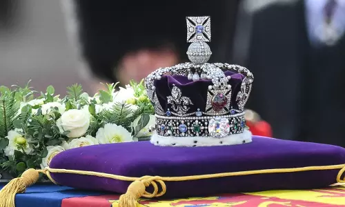 എലിസബത്ത് രാജ്ഞിയുടെ പൈതൃകത്തെ വെള്ളപൂശുന്നത് രാജവാഴ്ചയെ രക്ഷിക്കില്ല എലിസബത്ത് രാജ്ഞിയുടെ പൈതൃകത്തെ വെള്ളപൂശുന്നത് രാജവാഴ്ചയെ രക്ഷിക്കില്ല