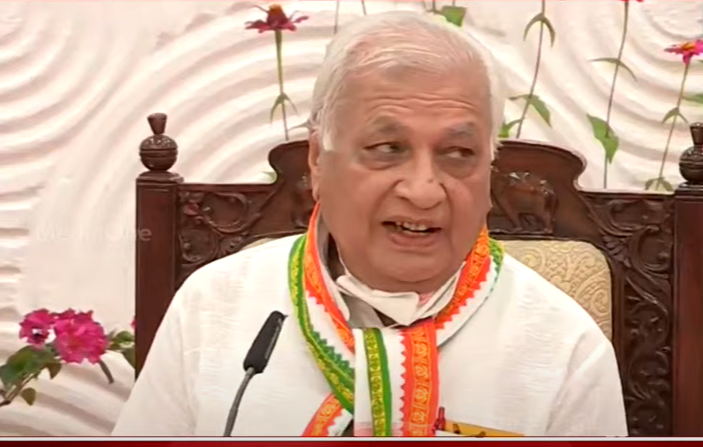 കണ്ണൂർ വിസിയുടെ പുനർനിയമത്തിനായി മുഖ്യമന്ത്രി നേരിട്ടെത്തി സമ്മർദം ചെലുത്തി; കത്തുകള്‍ പുറത്തുവിട്ട് ഗവര്‍ണര്‍