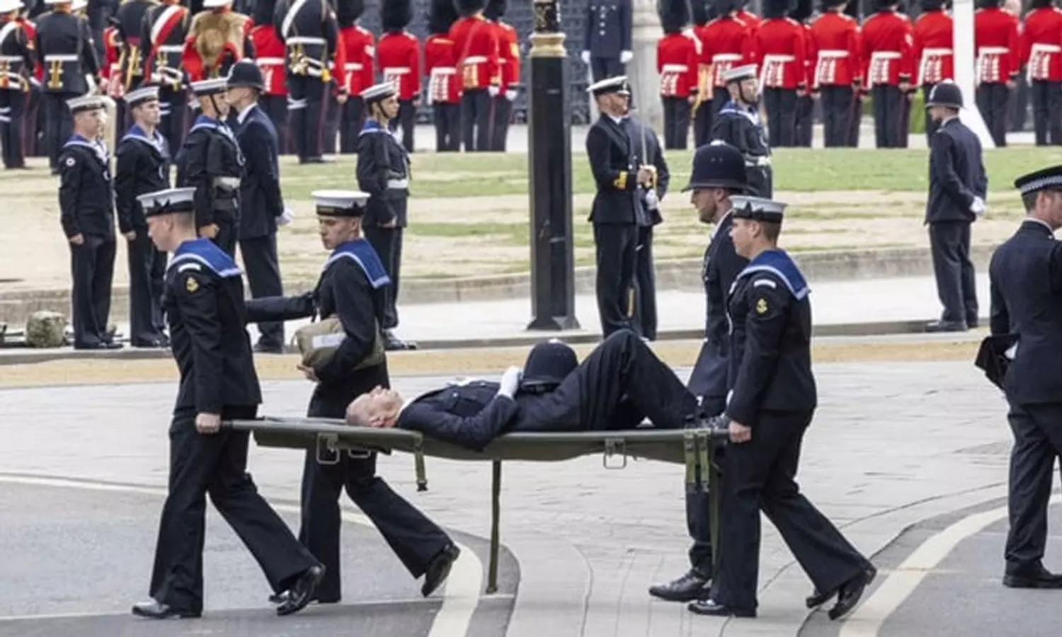 എലിസബത്ത് രാജ്ഞിയുടെ സംസ്കാര ചടങ്ങിനിടെ കുഴഞ്ഞുവീണ് പൊലീസ് ഉദ്യോഗസ്ഥന് എലിസബത്ത് രാജ്ഞിയുടെ സംസ്കാര ചടങ്ങിനിടെ കുഴഞ്ഞുവീണ് പൊലീസ് ഉദ്യോഗസ്ഥന്