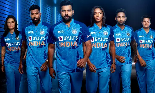 കിടിലൻ ലുക്ക്... ലോകകപ്പിനുള്ള ഇന്ത്യൻ ടീം ജേഴ്സി പുറത്തിറക്കി