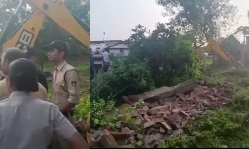 16 കാരിയെ കൂട്ടബലാത്സംഗം ചെയ്ത പ്രതികളുടെ വീടുകൾ ബുൾഡോസറുകൊണ്ട് ഇടിച്ചുനിരത്തി