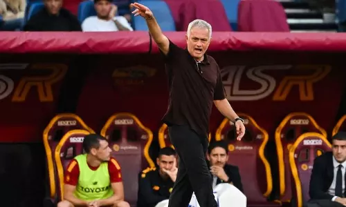 ഗ്രൗണ്ടിലിറങ്ങി റഫറിയോട് കയർത്ത് മൗറീന്യോ: വിവാദം