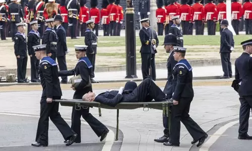 എലിസബത്ത് രാജ്ഞിയുടെ സംസ്കാര ചടങ്ങിനിടെ കുഴഞ്ഞുവീണ് പൊലീസ് ഉദ്യോഗസ്ഥന്‍