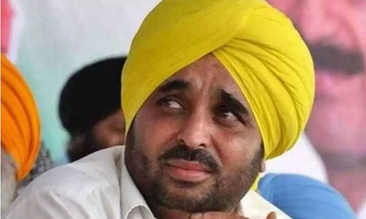 മദ്യപിച്ചു ലെക്കുകെട്ട പഞ്ചാബ് മുഖ്യമന്ത്രിയെ വിമാനത്തിൽ നിന്ന് ഇറക്കി വിട്ടു...! വിശദീകരണവുമായി എയർലൈൻസ് കമ്പനി