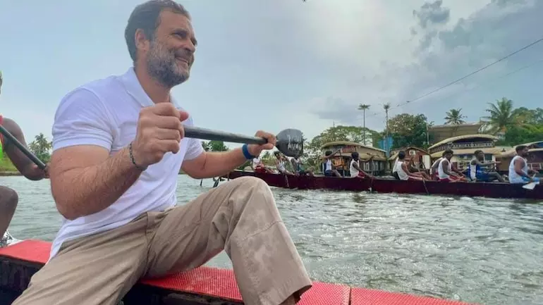 പുന്നമടക്കായലില് തുഴയെറിഞ്ഞ് രാഹുല് ഗാന്ധി; വീഡിയോ പുന്നമടക്കായലില് തുഴയെറിഞ്ഞ് രാഹുല് ഗാന്ധി; വീഡിയോ