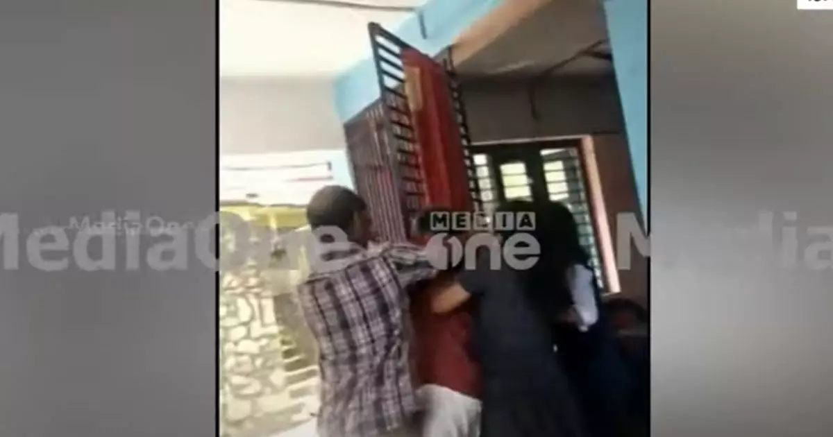 മകളുടെ സ്റ്റുഡൻറ് കൺസഷനായെത്തിയ അച്ഛന് കെ.എസ്.ആർ.ടി.സി ജീവനക്കാരുടെ ക്രൂര മർദനം മകളുടെ സ്റ്റുഡൻറ് കൺസഷനായെത്തിയ അച്ഛന് കെ.എസ്.ആർ.ടി.സി ജീവനക്കാരുടെ ക്രൂര മർദനം