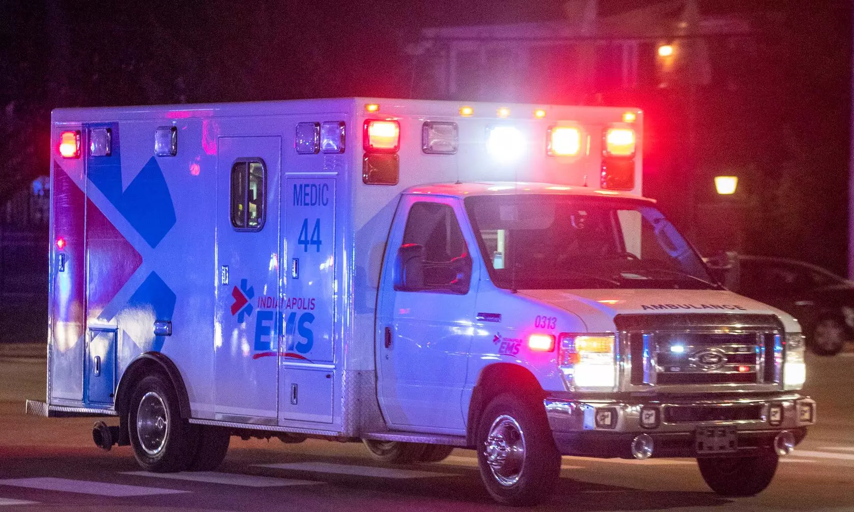 യു.എ.ഇയിൽ എമർജൻസി വാഹനങ്ങൾക്ക് വഴിയൊരുക്കിയില്ലെങ്കിൽ 3,000 ദിർഹം പിഴ യു.എ.ഇയിൽ എമർജൻസി വാഹനങ്ങൾക്ക് വഴിയൊരുക്കിയില്ലെങ്കിൽ 3,000 ദിർഹം പിഴ