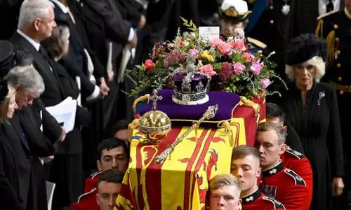 എലിസബത്ത് രാജ്ഞിക്ക് വിട നൽകി ബ്രിട്ടൻ; അന്ത്യവിശ്രമം ഫിലിപ്പ് രാജകുമാരനൊപ്പം
