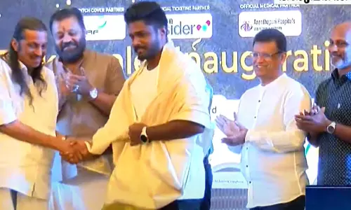 ക്യാപ്റ്റൻ സഞ്ജുവിന് കെ.സി.എയുടെ ആദരം; വികാരാധീനരായി മുൻ പരിശീലകനും നായകനും