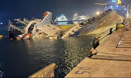 ചരക്കിറക്കുന്നതിനിടെ  കൂറ്റന്‍ കപ്പല്‍ മുങ്ങി