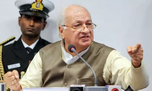 മന്ത്രിമാരോ സെക്രട്ടറിയോ നേരിട്ടെത്തണം; വിവാദ ബില്ലുകൾ ഒഴികെയുള്ള ബില്ലുകളിൽ ഒപ്പിടാൻ വ്യവസ്ഥ വെച്ച് ഗവർണർ