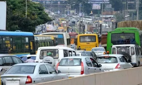 നന്നായി നിങ്ങൾ ഒന്നും ചെയ്യാതിരുന്നത്; ഗതാഗതക്കുരുക്കിലെ പ്രണയം, ട്രാഫിക് പൊലീസിന് നന്ദി പറഞ്ഞ് യുവാവ്