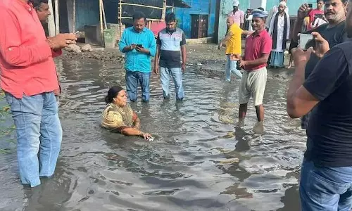 റോഡിന്റെ ശോച്യാവസ്ഥ പരിഹരിക്കണം; ചെളിവെള്ളത്തിൽ കുളിച്ച് പ്രതിഷേധിച്ച് എം.എൽ.എ