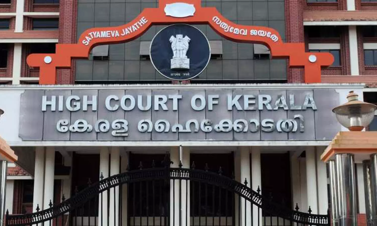 നടിയുടെ ഹരജി തള്ളി; വിചാരണ കോടതി മാറ്റില്ല നടിയുടെ ഹരജി തള്ളി; വിചാരണ കോടതി മാറ്റില്ല