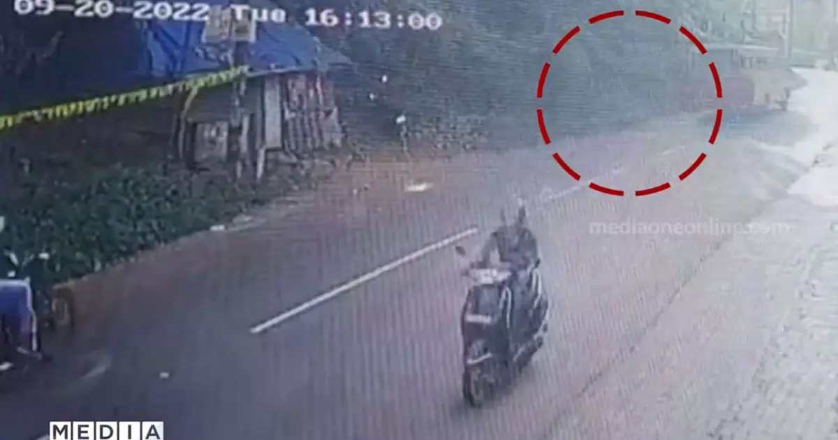 ബസ്സിൽനിന്ന് വീണ വിദ്യാർഥിയെ പുറകിലെത്തിയവർ കൊണ്ടുപോയി, അതുകൊണ്ട് ഇറങ്ങിയില്ല; വിശദീകരണവുമായി കെ.എസ്.ആർ.ടി.സി ബസ്സിൽനിന്ന് വീണ വിദ്യാർഥിയെ പുറകിലെത്തിയവർ കൊണ്ടുപോയി, അതുകൊണ്ട് ഇറങ്ങിയില്ല; വിശദീകരണവുമായി കെ.എസ്.ആർ.ടി.സി